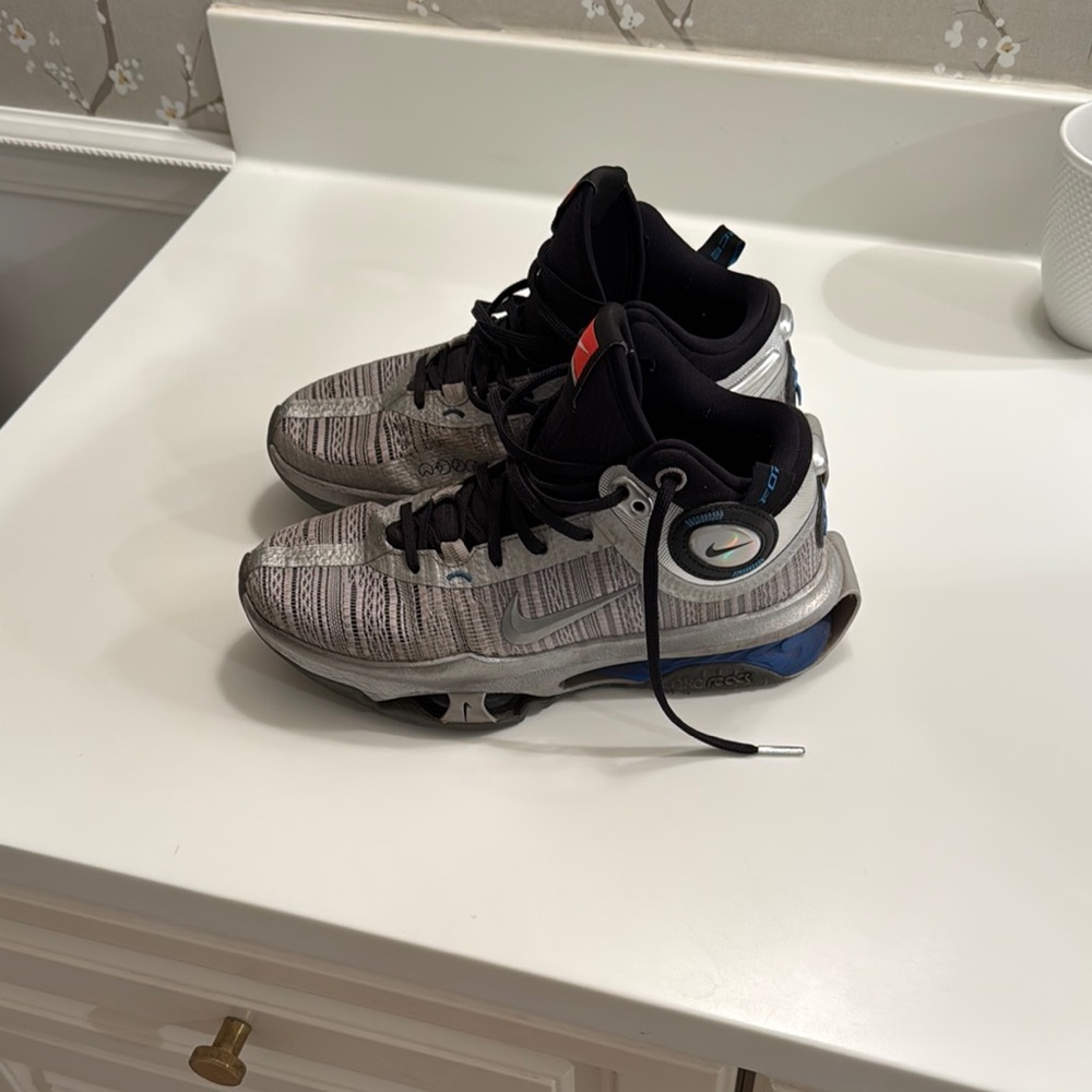 Nike GT Men’s Basketball Sneakers size 5.5. In pretty good condition.